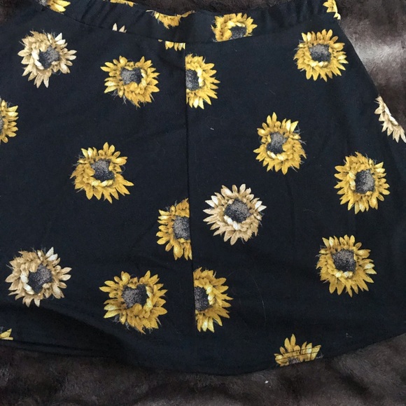 Sunflower Skirt 🌻 - Picture 2 of 2